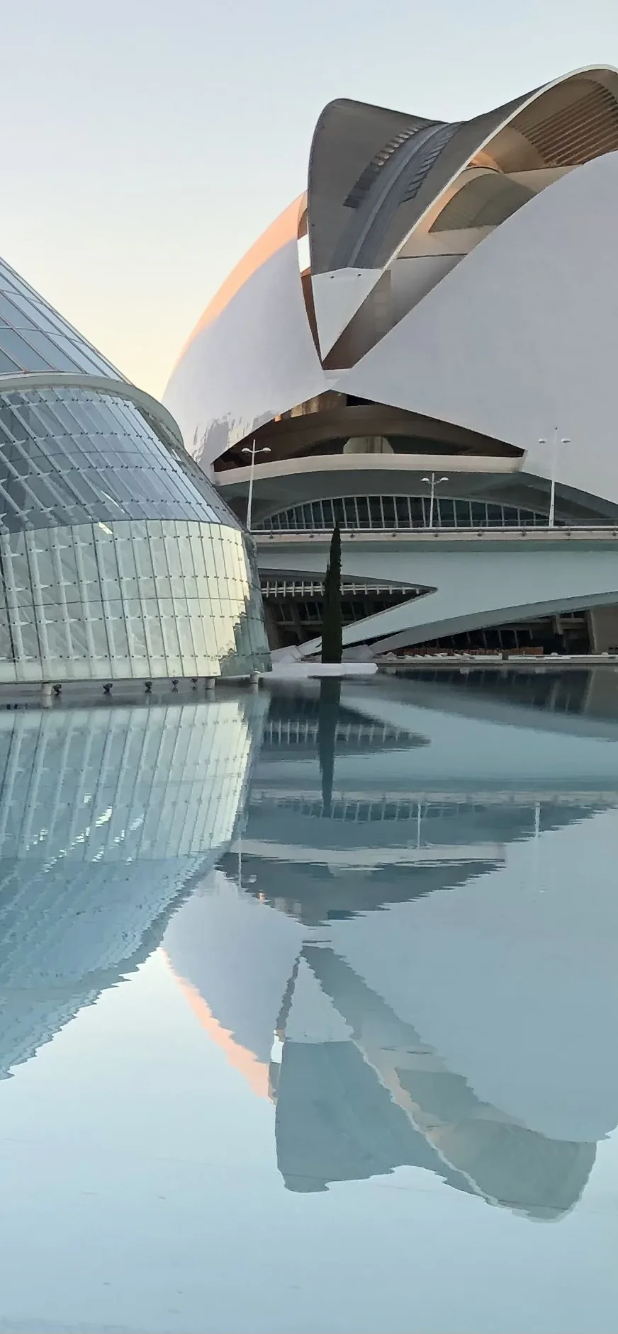 El Hemisfèric y el Palau de les Arts reflejados en el agua de la Ciudad de las Artes y las Ciencias de Valencia